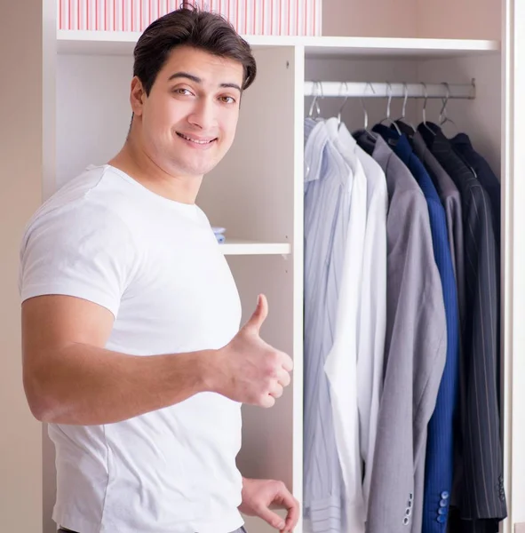 Joven hombre de negocios vistiéndose para el trabajo —  Fotos de Stock