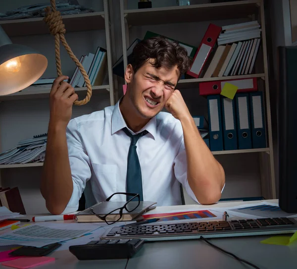Hombre de negocios trabajando hasta tarde en la oficina — Foto de Stock