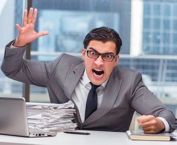 Homem de negócios irritado com muito trabalho no escritório — Fotografia de Stock