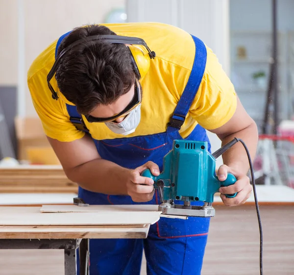 Menuisier travaillant dans l'atelier — Photo