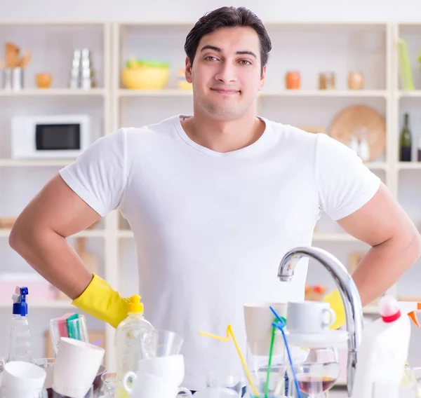 Buen marido lavando platos en casa — Foto de Stock