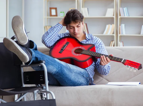 Uomo disabile che suona la chitarra a casa — Foto Stock