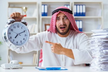 Ofiste çalışan Arap işadamı bir Pi ile evrak işi yapıyor.