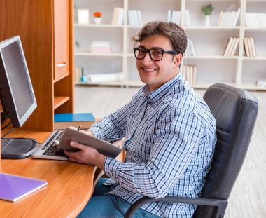 Bilgisayar masasında genç bir öğrenci