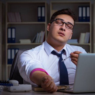 İşadamı uyuşturucudan geç saatlere kadar ofiste kalıyor.
