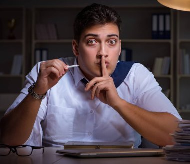 Adam gece geç saatlere kadar kalıyor ve esrar içiyor.