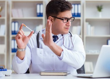 Sigara paketiyle sigara karşıtı bir erkek doktor.