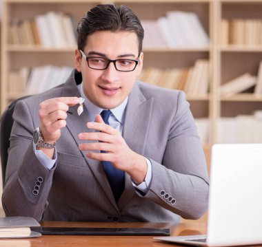 Ofisteki uyuşturucu bağımlısı işadamı.