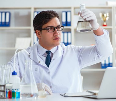 Genç araştırmacı bilim adamı bir su testi kirliliği araştırması yapıyor.