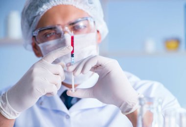 Bir laboratuarda deney yapan kadın bir bilim adamı.