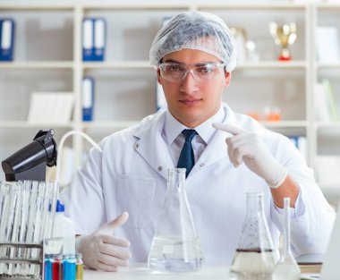 Genç araştırmacı bilim adamı bir su testi kirliliği araştırması yapıyor.