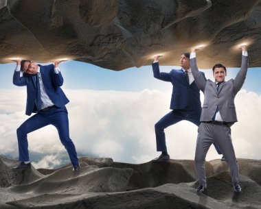 Baskı altında taşı destekleyen iş adamı