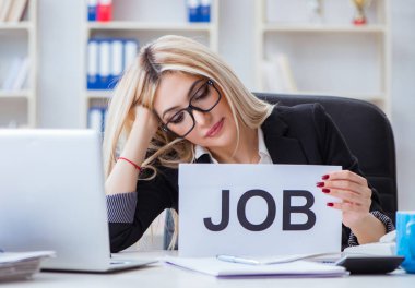 Ofiste mesajı olan genç bir iş kadını.