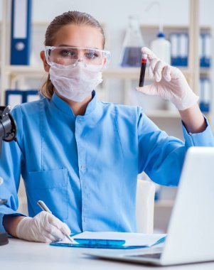 Bir laboratuarda deney yapan kadın bir bilim adamı.