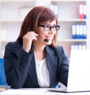 Müşterilerle çalışan çağrı merkezi operatörü