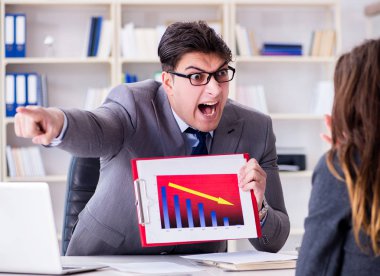 İş adamıyla iş kadını arasındaki iş görüşmesi