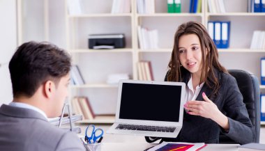 İş adamıyla iş kadını arasındaki iş görüşmesi