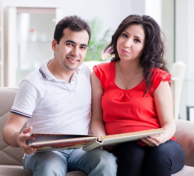 Bir bebek bekleyen genç çift.