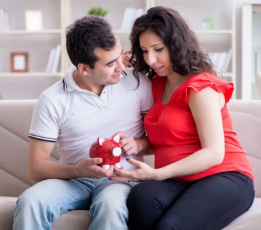 Bir bebek bekleyen genç çift.