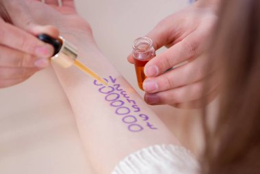 Hastanedeki hastanın alerji reaksiyonunu test eden doktor.