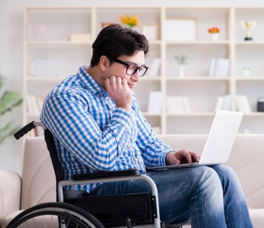 Tekerlekli sandalyedeki genç öğrenci