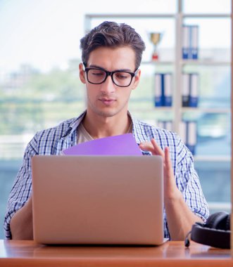 Öğrenci evde çalışıyor, sınava hazırlanıyor.