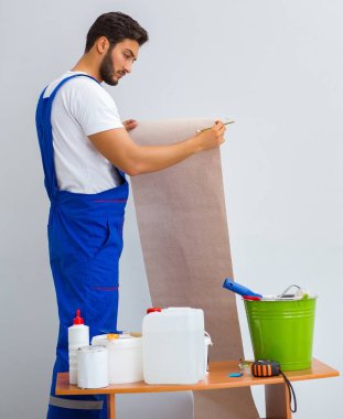 Tadilat sırasında duvar kâğıdı üzerinde çalışan işçiler