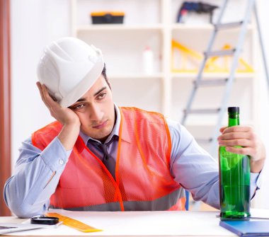 Atölyede çalışan sarhoş mühendis.