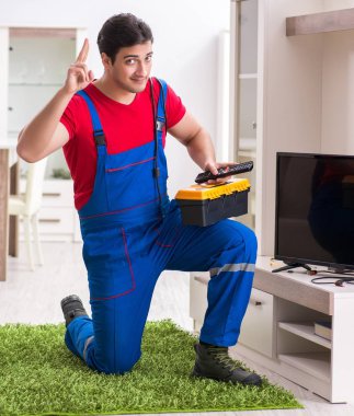 Profesyonel tamir mühendisi bozuk televizyonu tamir ediyor.