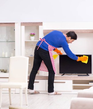 Müteahhit ev temizliği yapıyor.