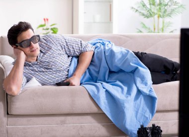 Evde 3D televizyon izleyen bir adam.