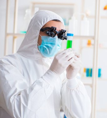 Tıbbi amaçlar için esrar özütü üzerinde çalışan kimyager