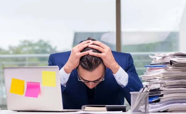 Empresario adicto al trabajo sobrecargado con demasiado trabajo en la oficina — Foto de Stock