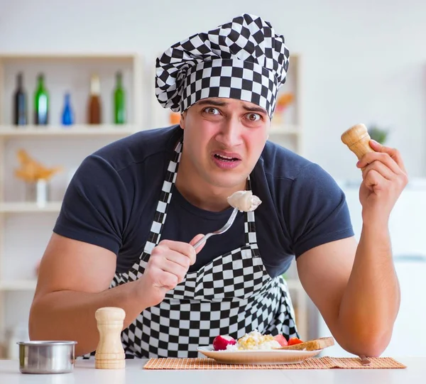 Chef-kok kookt een maaltijd ontbijt diner in de keuken — Stockfoto