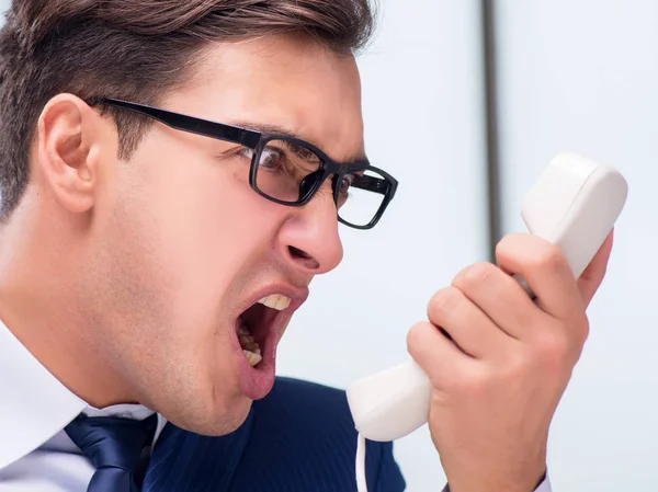 Angry call center empregado gritando com o cliente — Fotografia de Stock