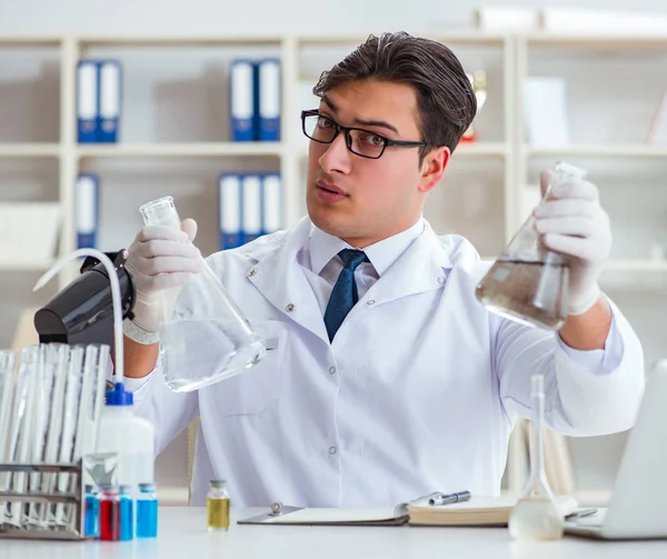 Young researcher scientist doing a water test contamination expe — Stock Photo, Image