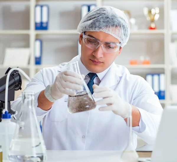 Científico joven investigador haciendo una prueba de contaminación de agua expe — Foto de Stock