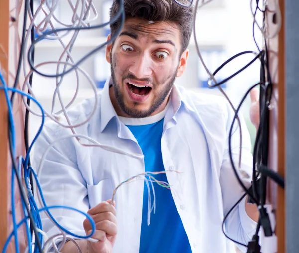 Elettricista cercando di districare i fili nel concetto di riparazione — Foto Stock