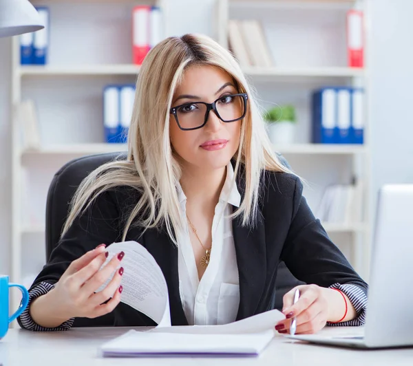 Femme d'affaires travaillant sur un ordinateur portable au bureau — Photo