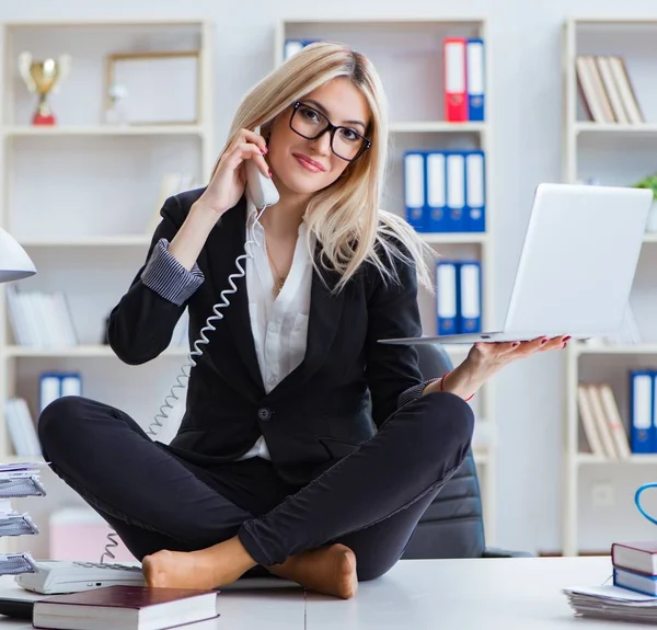 Imprenditrice frustrato meditando in ufficio — Foto Stock