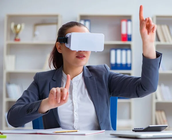 Бізнес-леді з окулярами віртуальної реальності в офісі — стокове фото