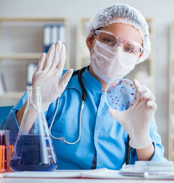 Female scientist researcher doing experiments in laboratory — Stock Photo, Image