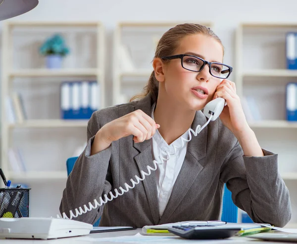 Jonge zakenvrouw accountant werkzaam in het kantoor — Stockfoto