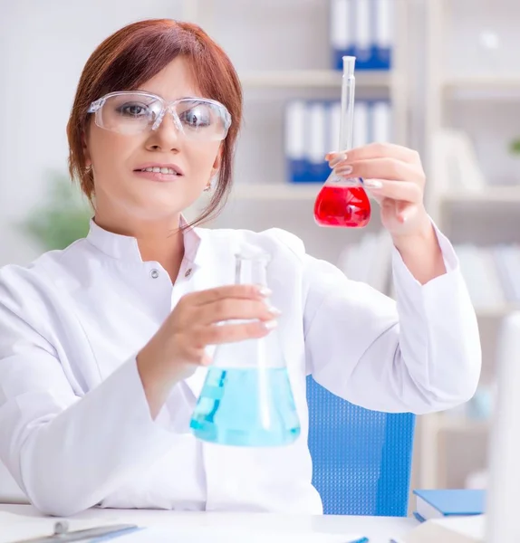 Female scientist researcher conducting an experiment in a labora — Stock Photo, Image