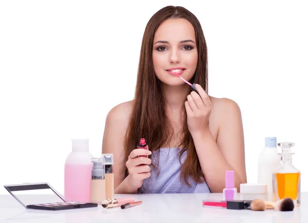 Mladá žena v kráse make-up izolované na bílém — Stock fotografie