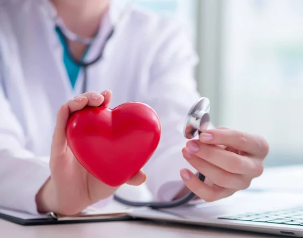 Arzt prüft Herz in medizinischem Konzept — Stockfoto