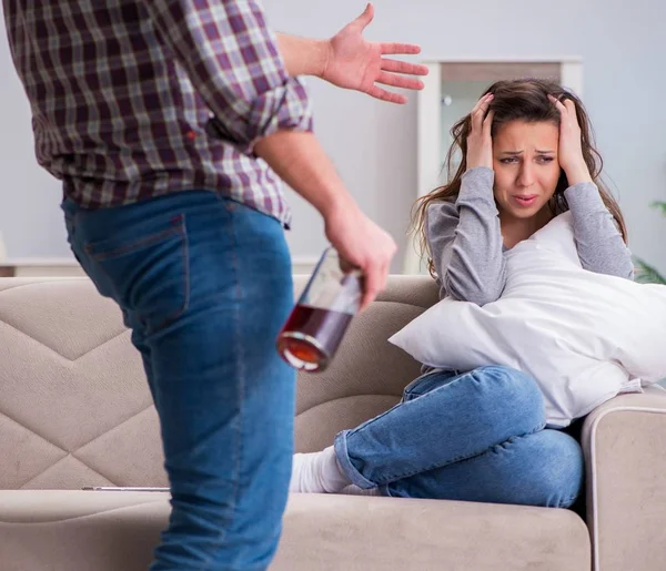 Domácí násilí v rodinné hádce s opilým alkoholem — Stock fotografie