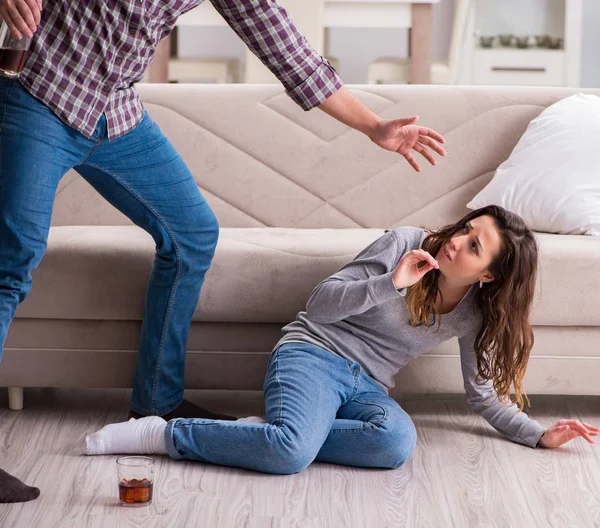 Begreppet våld i hemmet i ett familjegräl med alkoholist — Stockfoto