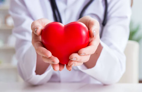 Kardiologe mit rotem Herz im Krankenhaus — Stockfoto