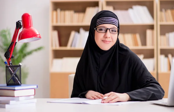 Chica musulmana en hiyab estudiando preparación para los exámenes —  Fotos de Stock